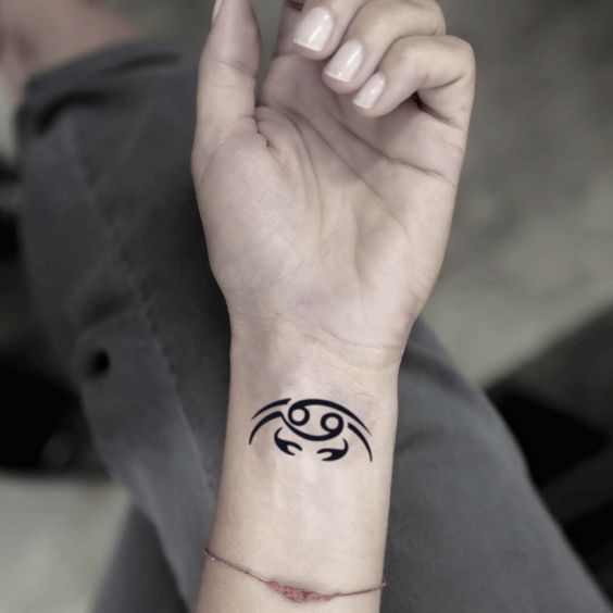 Tatouage Signe Cancer Et Crabe à L'encre Noire Sur Le Poignet ©pinterest