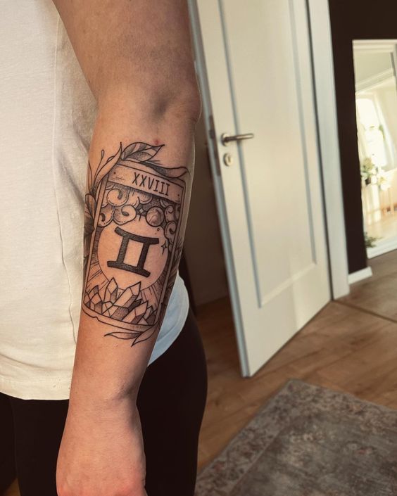 Tatouage Signe Gémeaux Avec Chiffres Romains Sur L'avant Bras