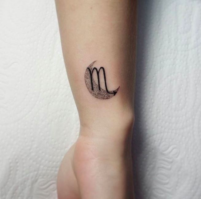 Tatouage Signe Scorpion Et Lune Sur Le Poignet