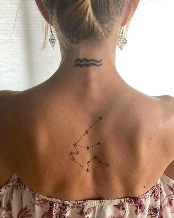 Tatouage Signe Verseau Et Constellation Sur Le Dos