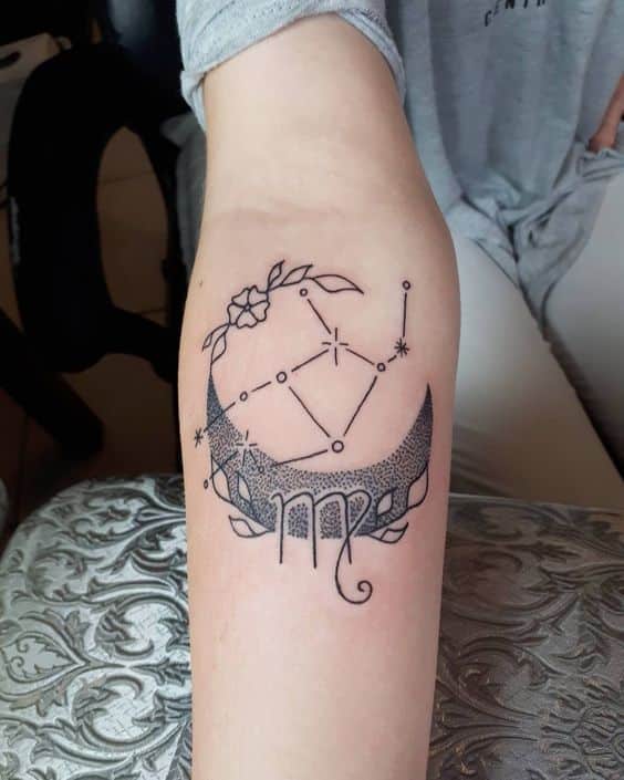 Tatouage Signe Vierge Avec Constellation, Lune Et Fleurs Sur L'avant Bras