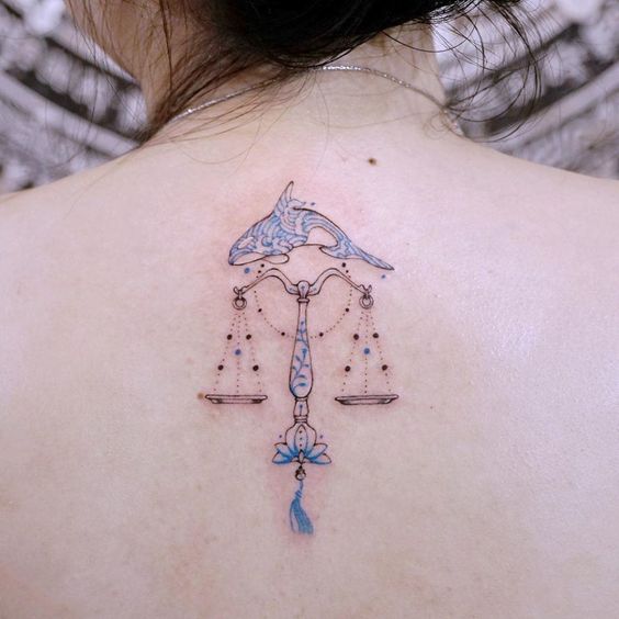 Tatouage Signe Balance Avec Baleine Bleue Sur Le Dos
