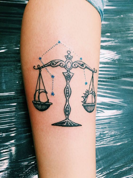 Tatouage Signe Balance Avec Constellation Sur Le Mollet