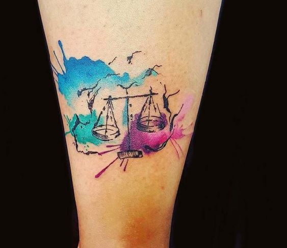 Tatouage Signe Balance Avec Peintures Aquarelles Sur Le Mollet