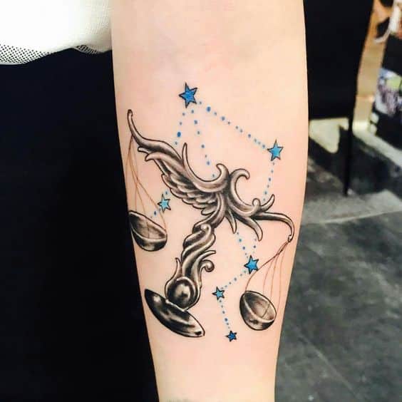 Tatouage Signe Balance Avec Constellation Bleue Sur L'avant Bras