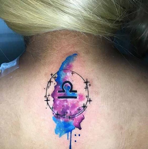 Tatouage Signe Balance Avec Peintures Et étoiles Sur Le Cou