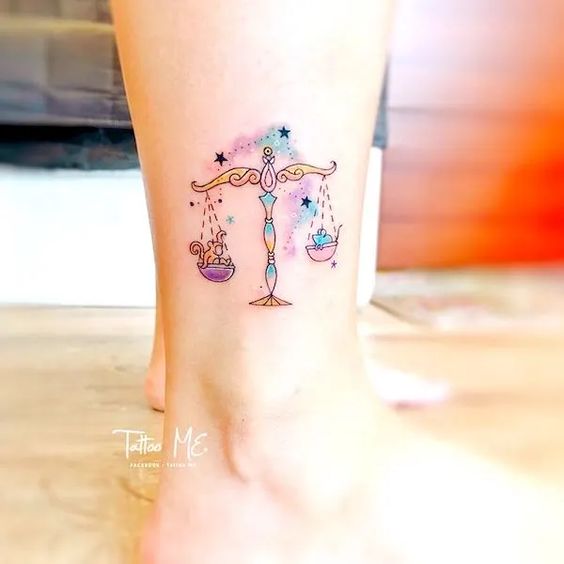 Tatouage Signe Balance En Aquarelle Sur La Jambe