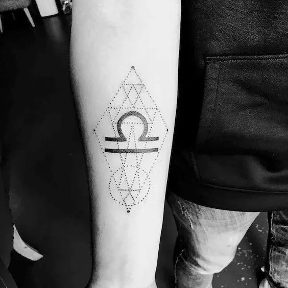 Tatouage Signe Balance Avec Dots Géométriques Sur L'avant Bras
