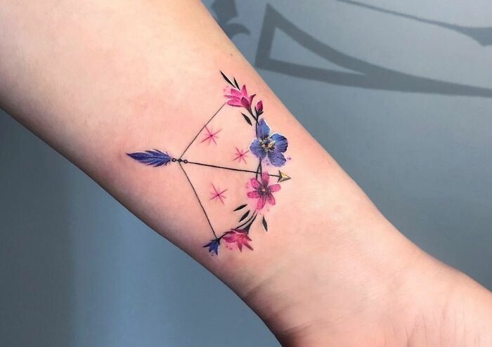 Tatouage Arc, Flèche, Fleurs Et étoiles Sur L'avant Bras