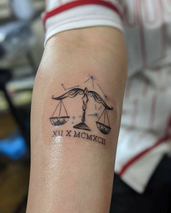Tatouage Balance Avec Constellation Et Date Sur L'avant Bras