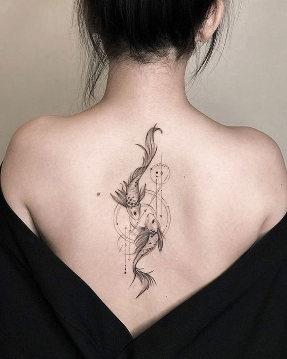 Tatouage Poissons Et Figures Géométriques Sur Le Dos
