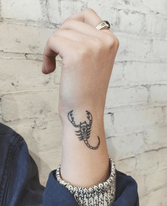 Tatouage Scorpion En Ligne Fine Sur Le Poignet