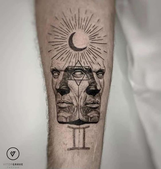 Tatouage Signe Gémeaux Avec Soleil Et Visages Sur L'avant Bras