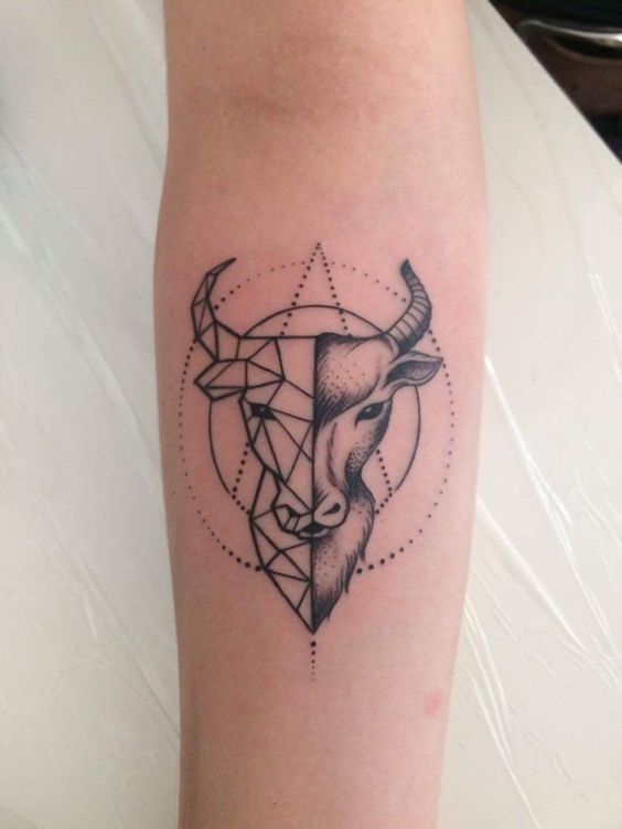 Tatouage Taureau Géométrique Avec Dots Sur L'avant Bras