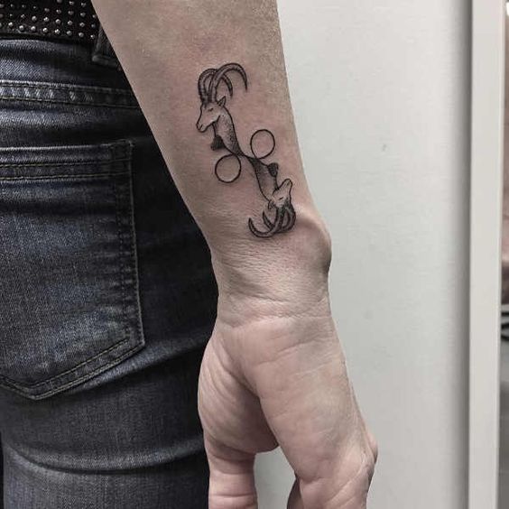 Tatouage Têtes De Chèvres Sur Le Poignet