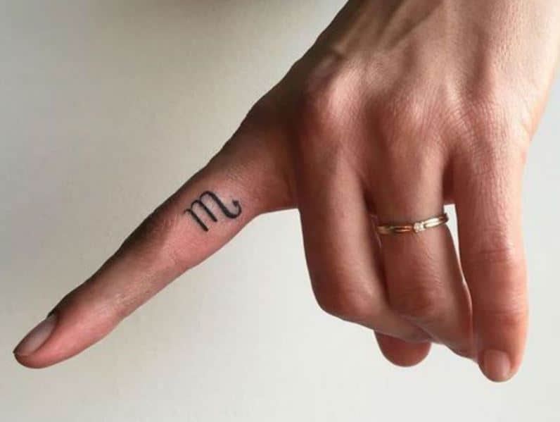 Tatouage Signe Scorpion Sur Le Doigt