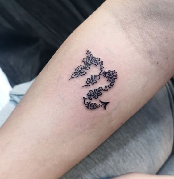 Tatouage Signe Scorpion En Fleurs Sur Le Dos