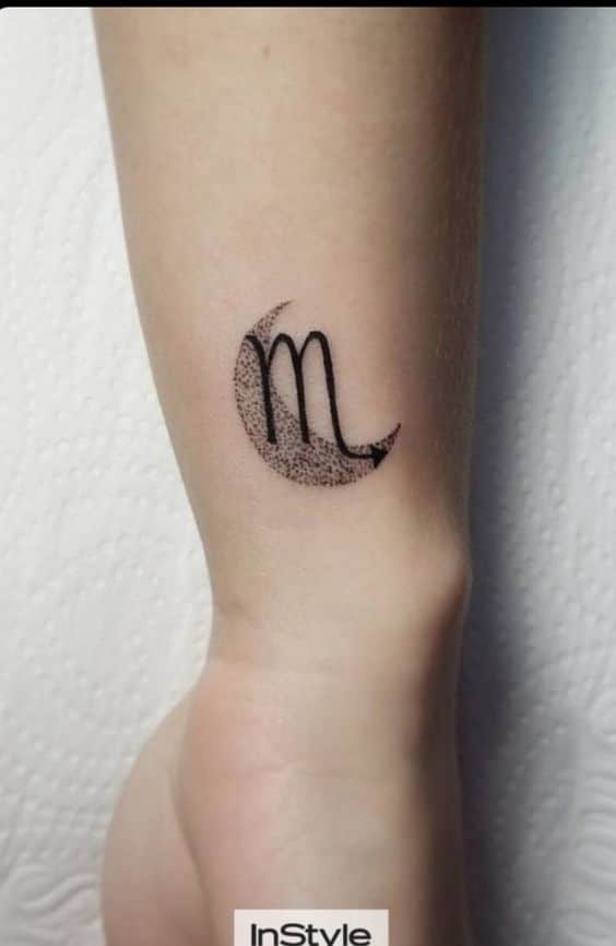 Tatouage Signe Scorpion Avec Lune En Dotwork Sur Le Poignet