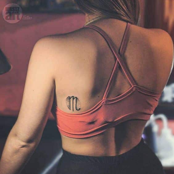 Tatouage Signe Scorpion Avec Dots Sur Le Dos