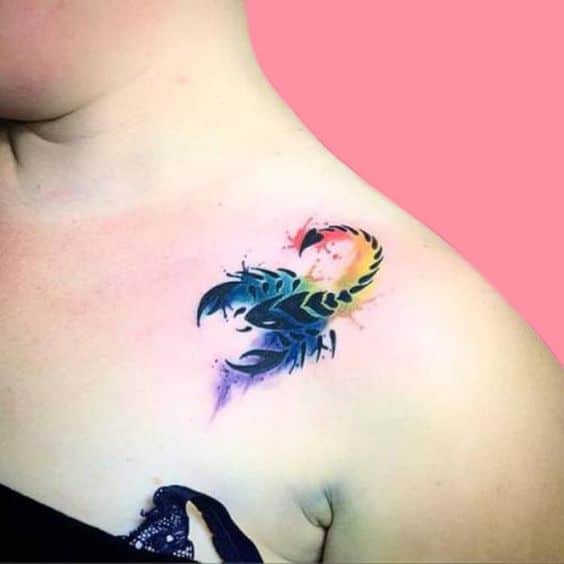 Tatouage Signe Scorpion Avec Couleurs Aquarelles Sur La Clavicule