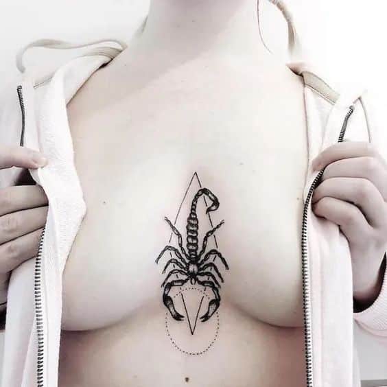 Tatouage Signe Scorpion Avec Losange Et Cercle Sur Le Sternum