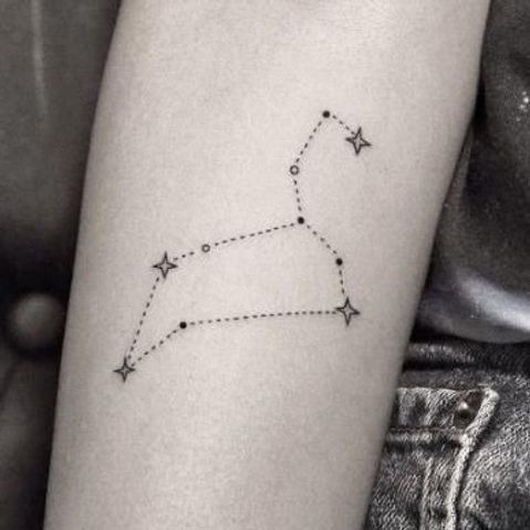 Tatouage Constellation Du Lion Sur L'avant Bras