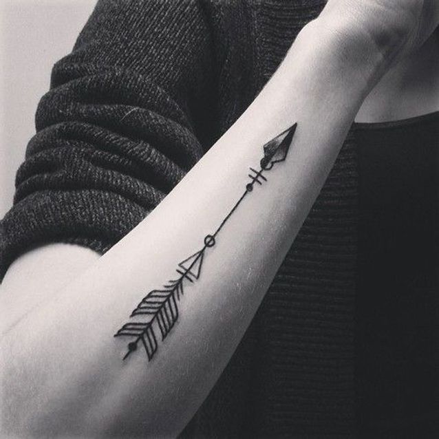 Tatouage Flèche Géométrique Sur L'avant Bras