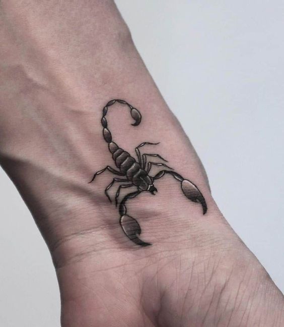 Tatouage Scorpion En Noir Et Gris Sur Le Poignet