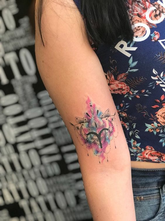 Tatouage Signe Bélier Avec Ornement Et Peintures Aquarelles Sur Le Bras