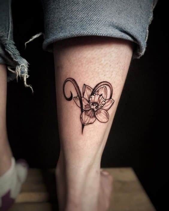 Tatouage Signe Bélier Et Fleur Sur La Jambe