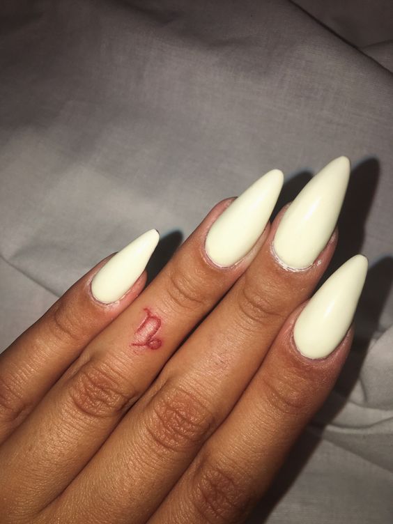 Tatouage Signe Capricorne à L'encre Rouge Sur Le Doigt