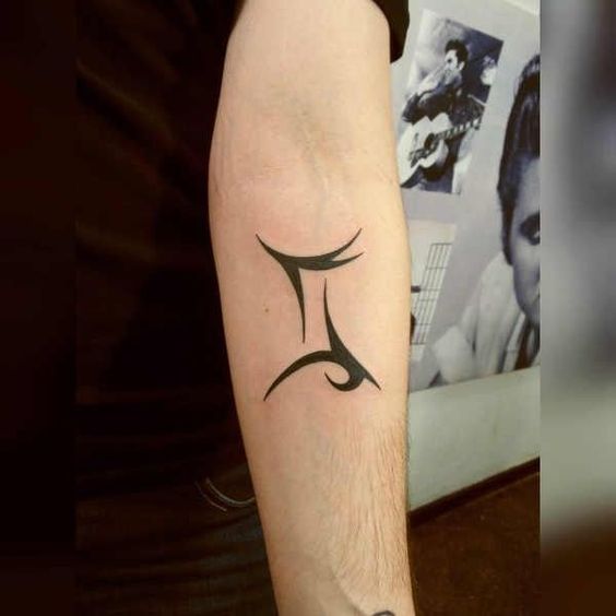 Tatouage Signe Gémeaux Gothique Sur L'avant Bras