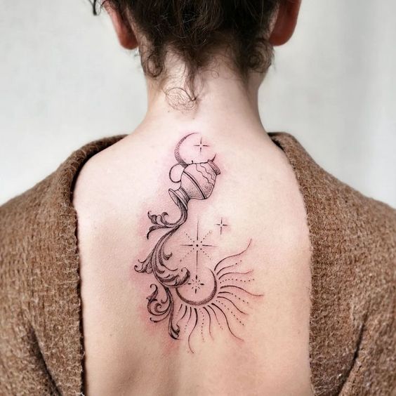 Tatouage Vase, Lune, étoiles Et Soleil Sur Le Dos