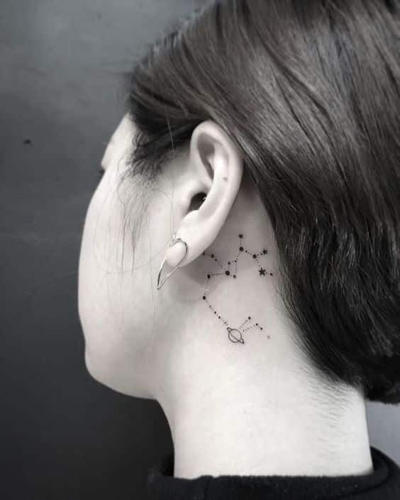 Tatouage Constellation Du Sagittaire Avec Planète Derrière L'oreille