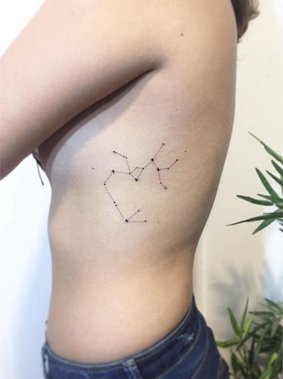 Tatouage Constellation Du Sagittaire Sur Les Côtes