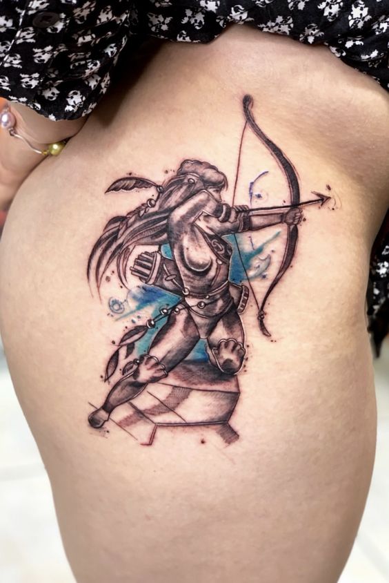 Tatouage Signe Sagittaire Avec Femme Sur Les Côtes