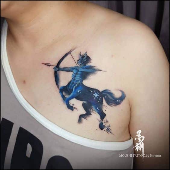 Tatouage Signe Sagittaire Avec Centaure Bleu Sur La Clavicule
