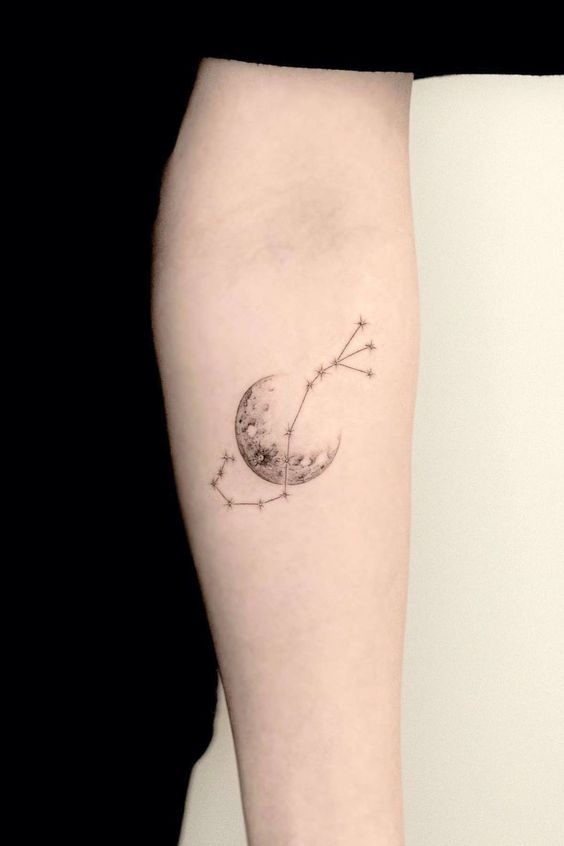Tatouage Constellation Du Scorpion Et Lune Sur L'avant Bras