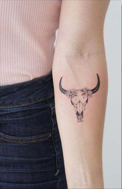 Tatouage Crâne De Taureau Et Fleurs Sur L'avant Bras