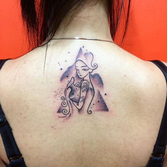 Tatouage Femme, Vase Et Aquarelle Noire Sur Le Dos