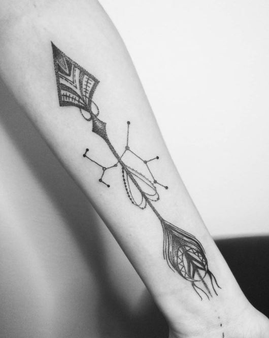 Tatouage Flèche à Motif Et Constellation Sur L'avant Bras