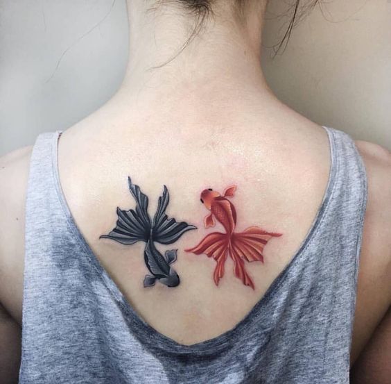 Tatouage Poissons Noir Et Rouge Sur Le Dos