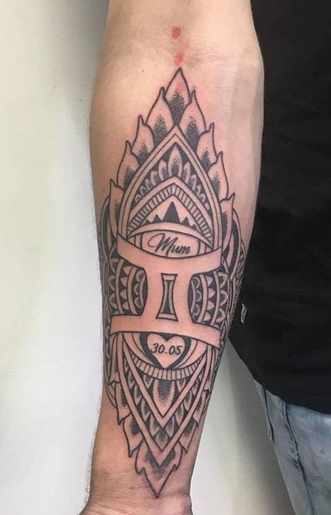 Tatouage Signe Gémeaux Avec Mandala Et Date Sur L'avant Bras