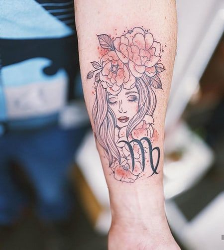 Tatouage Vierge Avec Symbole Et Fleurs Sur L'avant Bras