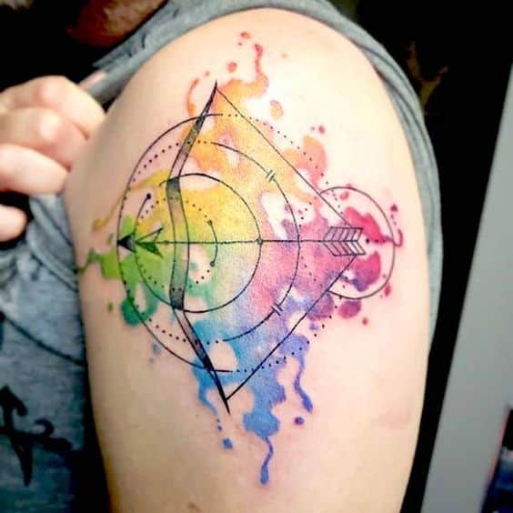 Tatouage Signe Sagittaire Avec Aquarelle Multicolore Sur Le Bras
