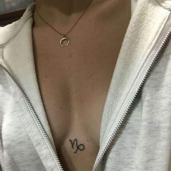 Tatouage Signe Capricorne Minimaliste Sur Le Sternum