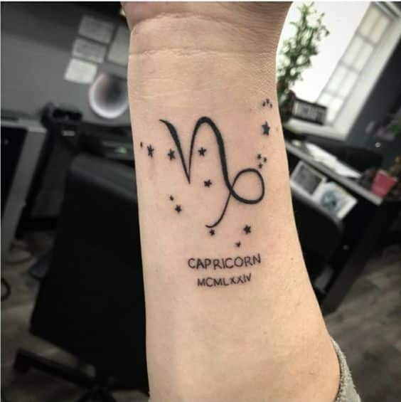 Tatouage Signe Capricorne Avec Constellation Et Date Sur L'avant Bras