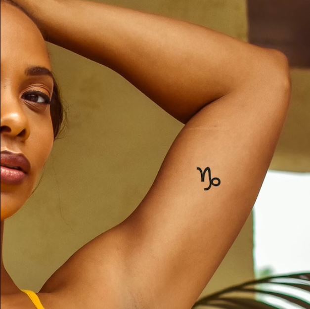 Tatouage Signe Capricorne Minimaliste Sur Le Bras