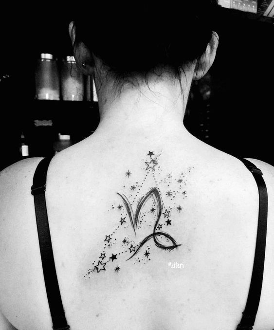 Tatouage Signe Capricorne Avec Constellation Sur Le Dos