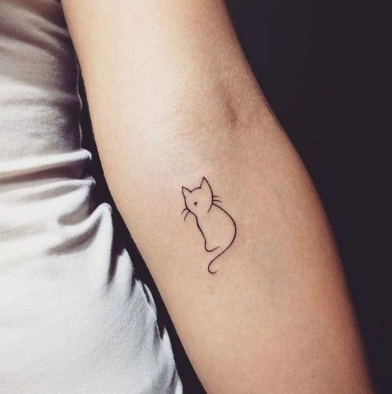 Tatouage Chat Minimaliste Sur L'avant Bras